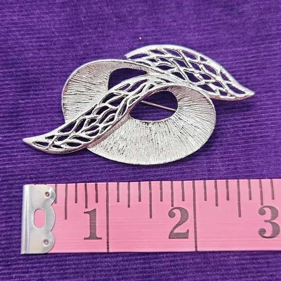 Vintage Celebrity NY Brooch Signed Silver Tone Ribbon Swirl Shiny Elegant - Picture 7 of 8